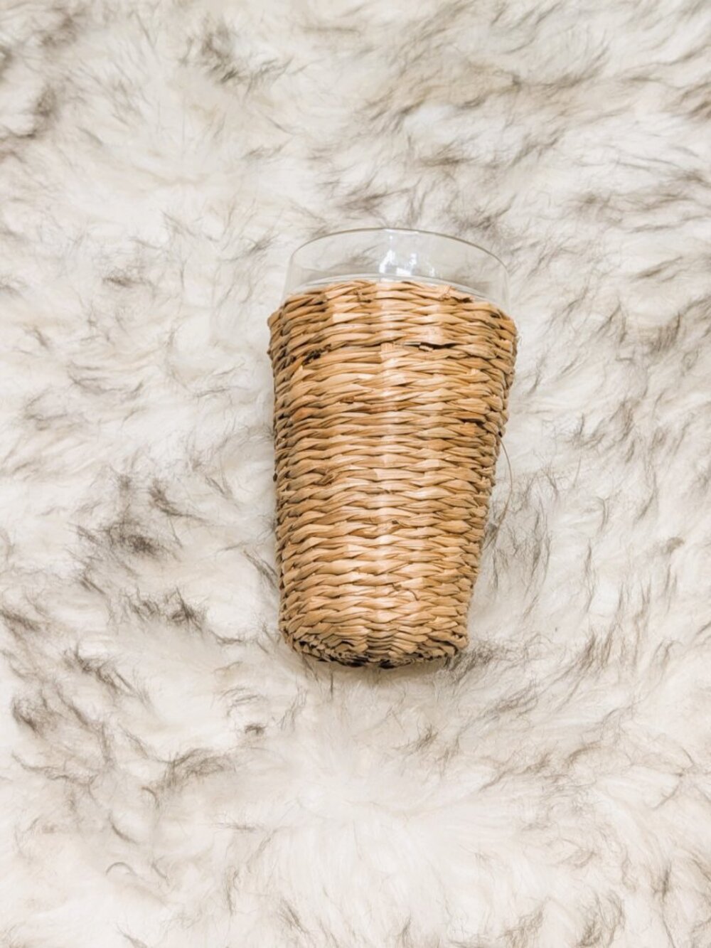 Wire Caddy Six Plastic Cups Wrapped in Woven Rattan Cottagecore Entertain - Picture 2 of 6